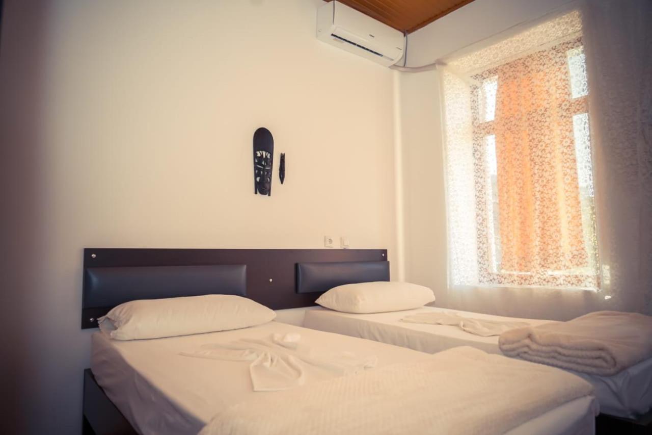 Flora'S Guesthouse 'The Fir Gate' Gjirokastër 外观 照片