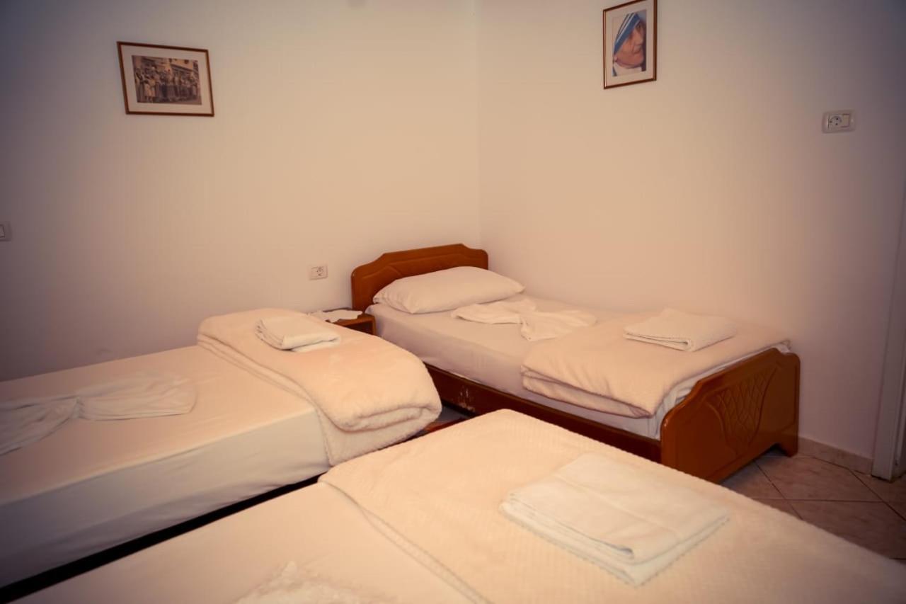 Flora'S Guesthouse 'The Fir Gate' Gjirokastër 外观 照片