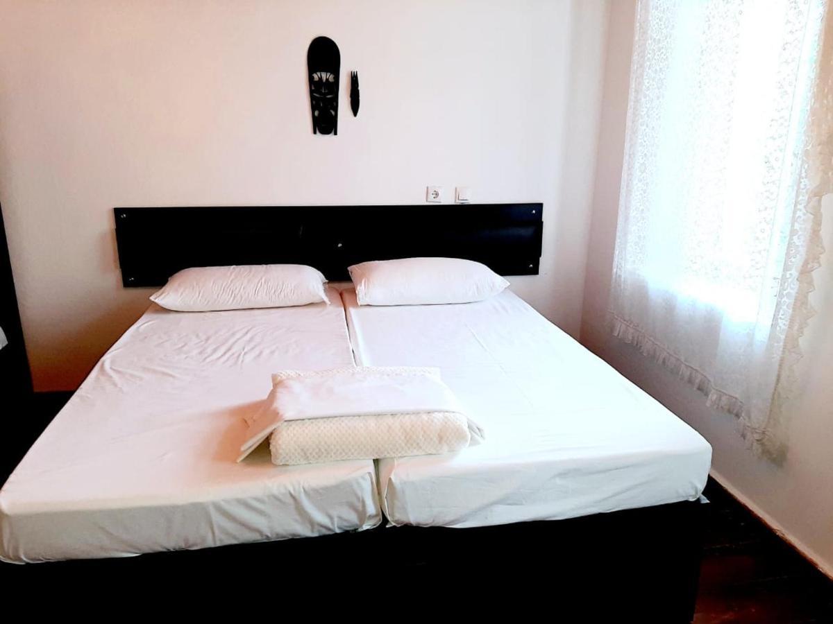 Flora'S Guesthouse 'The Fir Gate' Gjirokastër 外观 照片