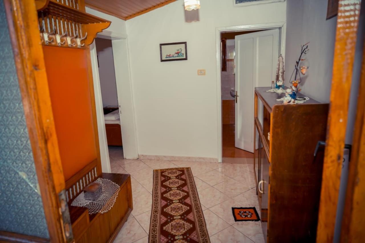 Flora'S Guesthouse 'The Fir Gate' Gjirokastër 外观 照片
