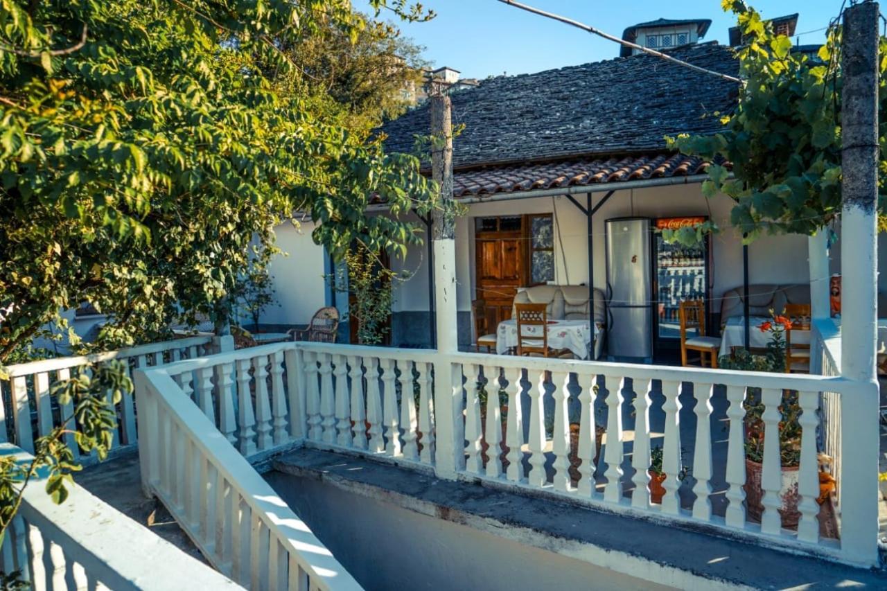 Flora'S Guesthouse 'The Fir Gate' Gjirokastër 外观 照片