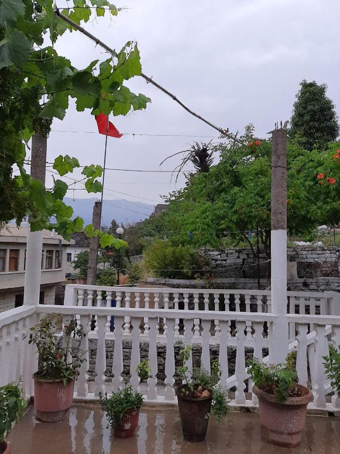 Flora'S Guesthouse 'The Fir Gate' Gjirokastër 外观 照片