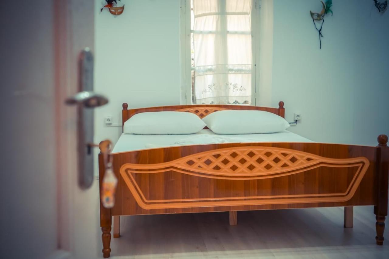 Flora'S Guesthouse 'The Fir Gate' Gjirokastër 外观 照片