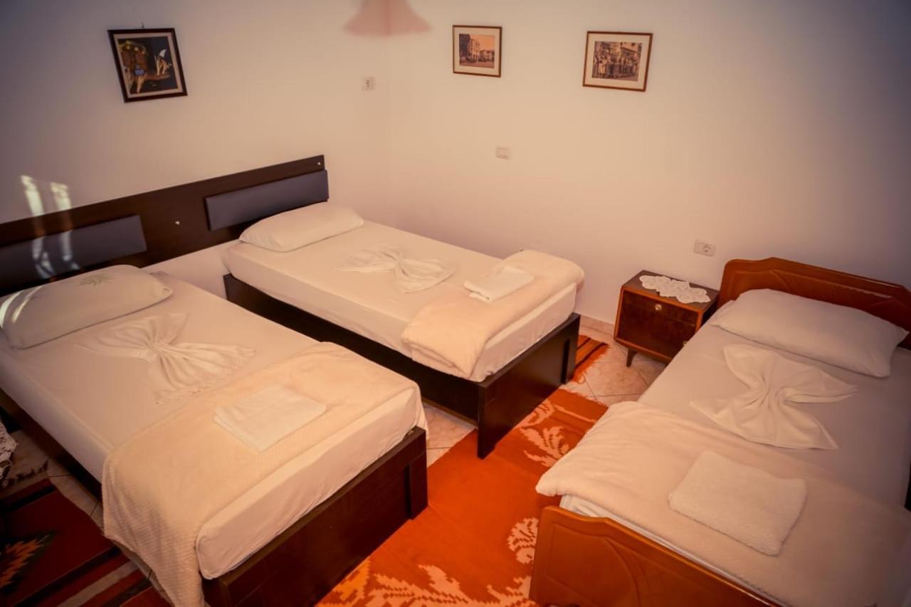 Flora'S Guesthouse 'The Fir Gate' Gjirokastër 外观 照片