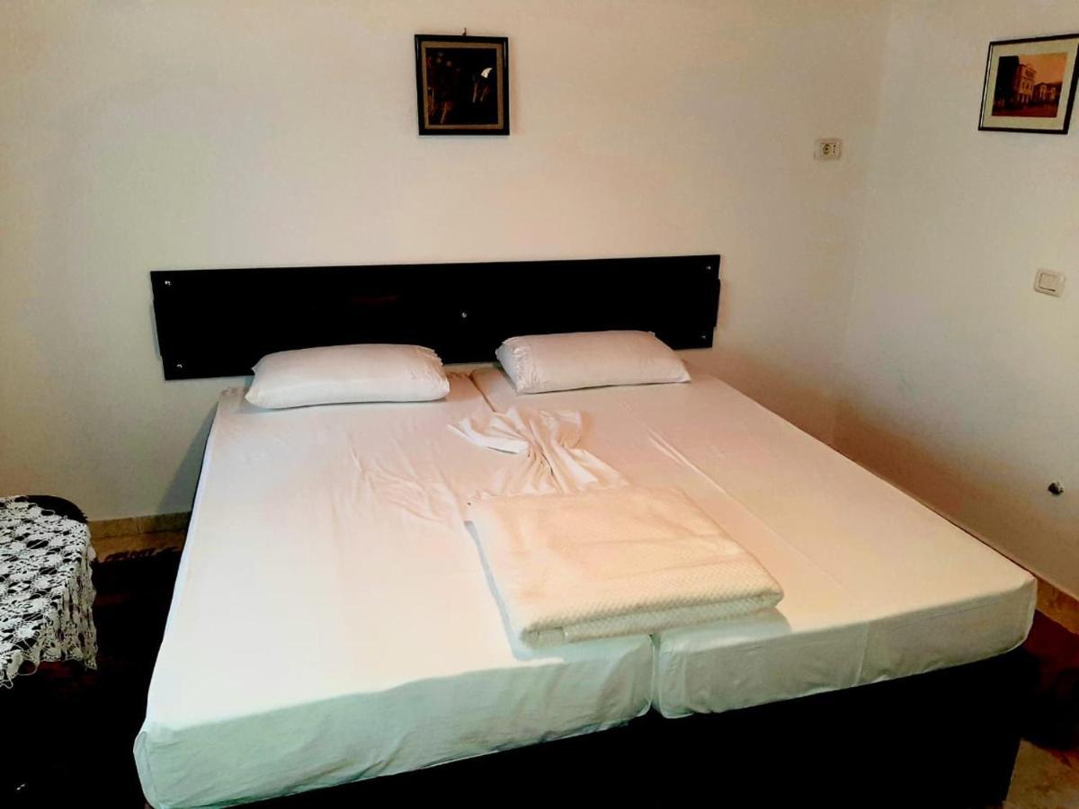Flora'S Guesthouse 'The Fir Gate' Gjirokastër 外观 照片
