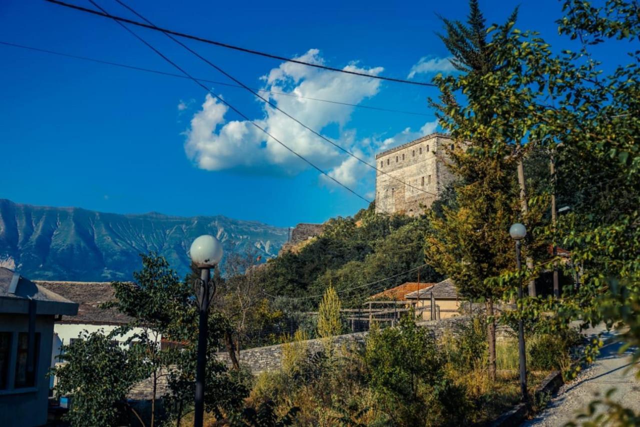 Flora'S Guesthouse 'The Fir Gate' Gjirokastër 外观 照片