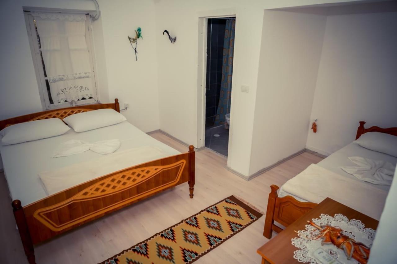 Flora'S Guesthouse 'The Fir Gate' Gjirokastër 外观 照片