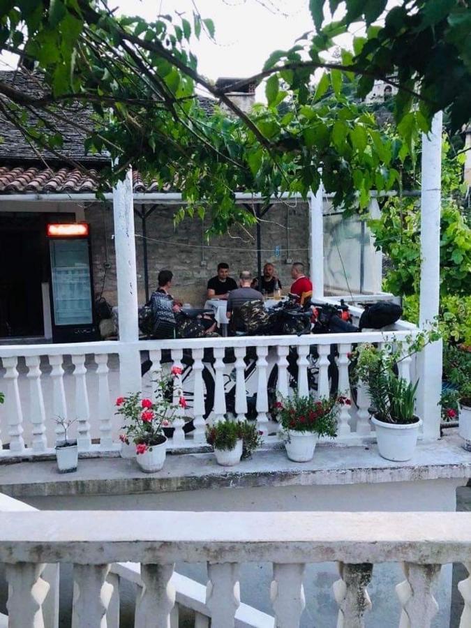 Flora'S Guesthouse 'The Fir Gate' Gjirokastër 外观 照片