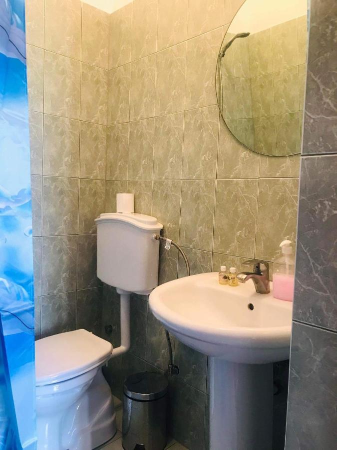 Flora'S Guesthouse 'The Fir Gate' Gjirokastër 外观 照片