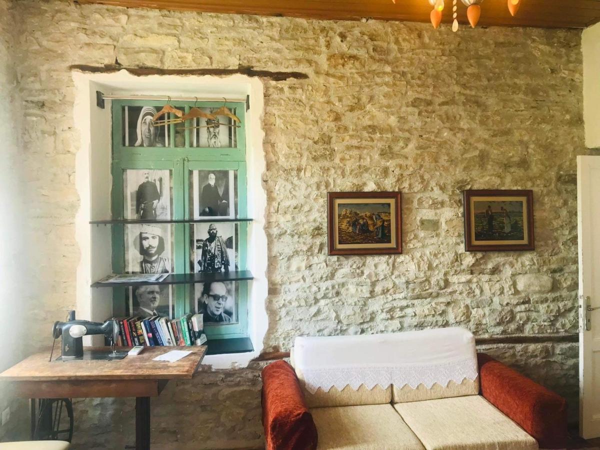 Flora'S Guesthouse 'The Fir Gate' Gjirokastër 外观 照片